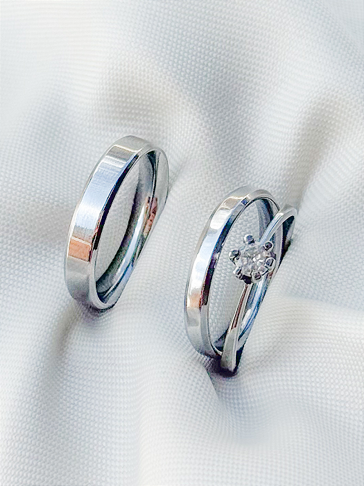 Par de Aliança chanfrada 3mm e 4mm + solitário cristal - Aço Inox