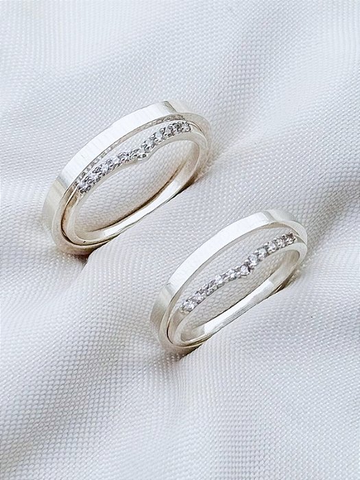 Par de Aliança Holanda 2mm + Solitários cravejados V - Prata 950