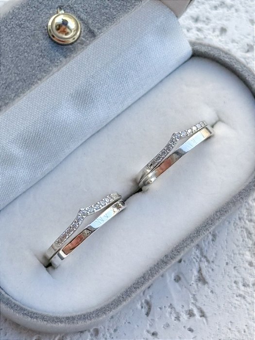 Par de Aliança Holanda 2mm + Solitários cravejados V - Prata 950