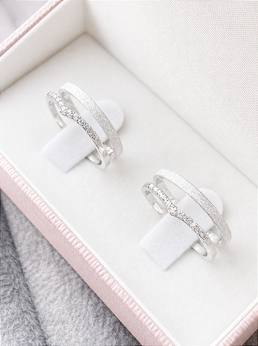 Par de aliança diamantada 2mm + solitários cravejados V - Prata 950