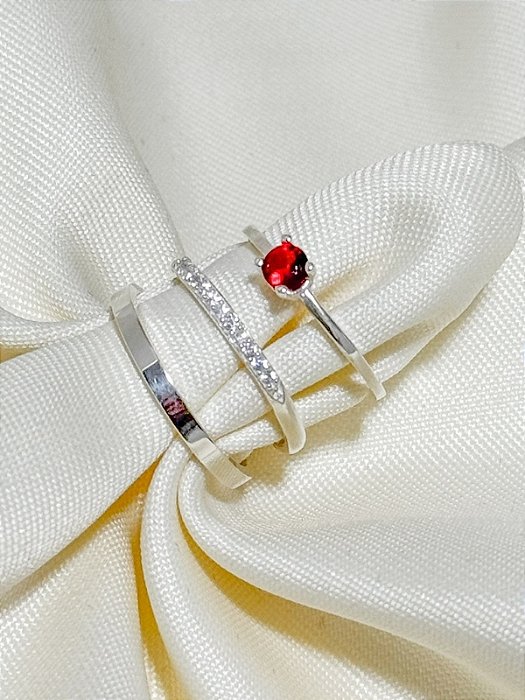 Par de Aliança Stace  com pedra + Solitário encanto Vermelho - Prata 950