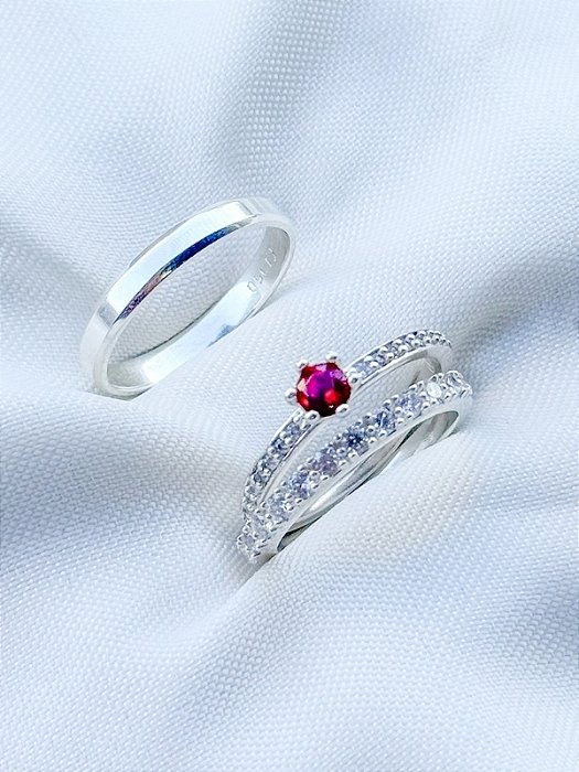 Par de aliança Nobre Chanfrada + Solitário Rapunzel vermelho - Prata 950