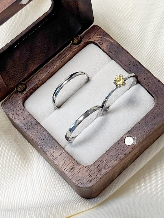 Par de Alianças Julieta 2mm + Solitário Amarelo - Aço inox