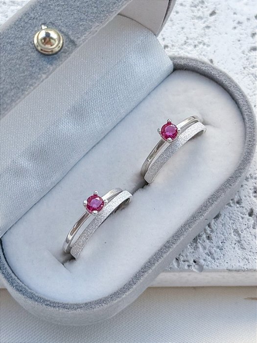 Par de aliança diamantada 2mm + solitários encanto - Prata 950