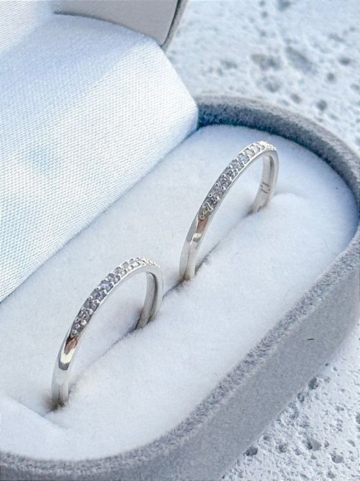 Par de Aliança Julieta 2mm com pedras meia volta - Prata 950