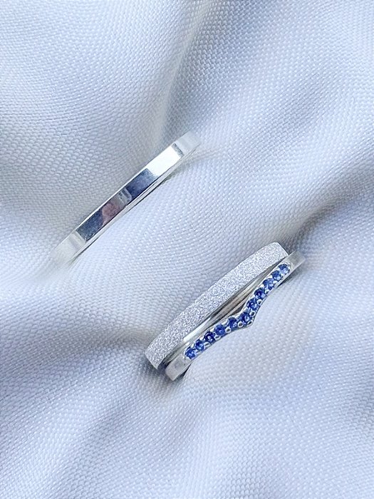 Par de Aliança Snow 2mm Diamantado + Solitário em v azul - Prata 950