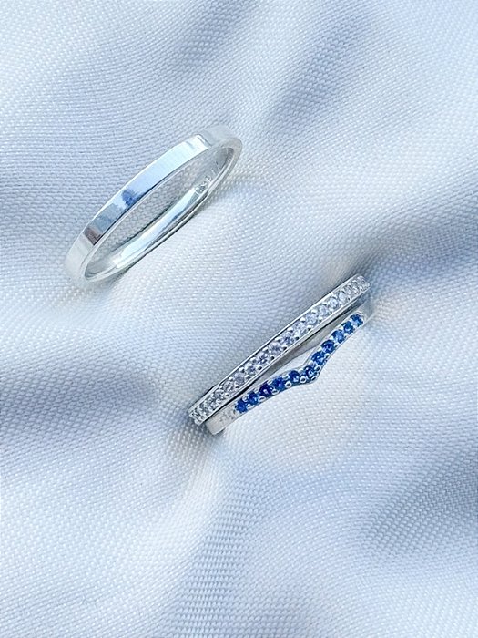 Par de aliança Polônia com pedra + Solitário cravejado em V azul - Prata 950