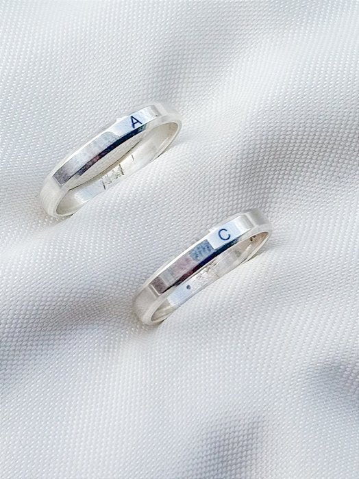 Par de Aliança Chanfrada com Iniciais - Prata 950