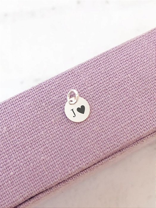 Colar mini redondo letra + coração - Prata 925