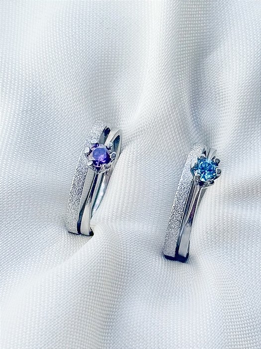 Par de aliança diamantada lover 2mm + Solitários azul e roxo - Aço Inox