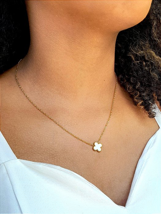 Colar de um trevo branco de aço com banho ouro