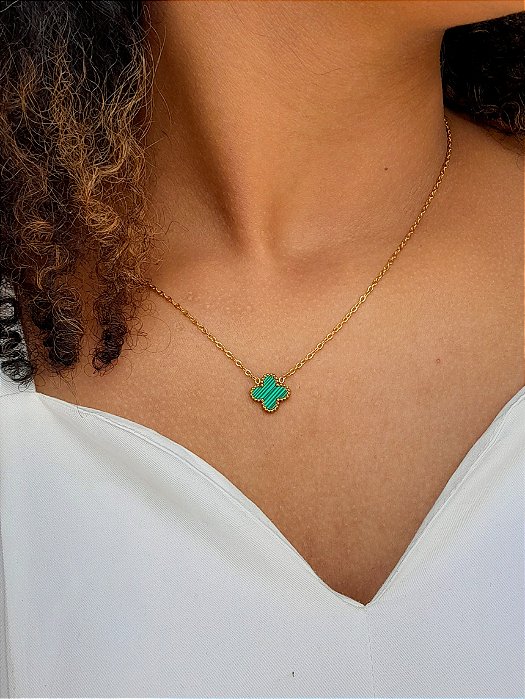 Colar de um trevo verde de aço com banho ouro