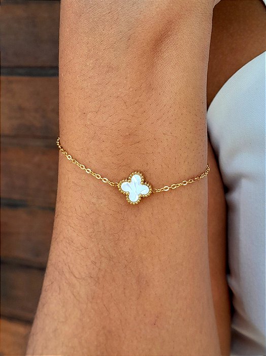 Pulseira de trevo branco  de aço com banho de ouro