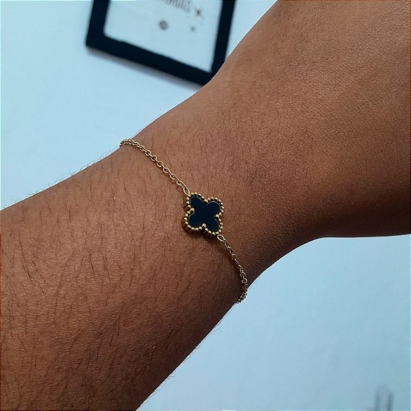 Pulseira de trevo preto de aço com banho de ouro