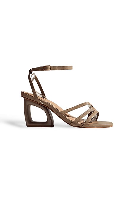 IZABEL - SANDÁLIA FEMININA SALTO GEOMÉTRICO FENDI