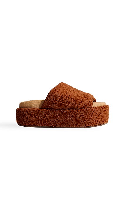 FIFI - TAMANCO FEMININO PLATAFORMA PELOS CURTOS CARAMELO