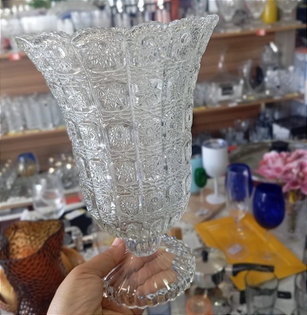 Vaso decorativo em vidro lapidado de 26 cm