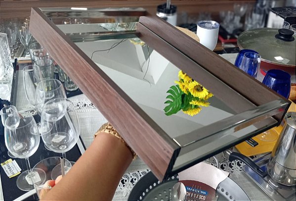 Bandeja de 36X25 cm, madeira, alças inox e base espelhada