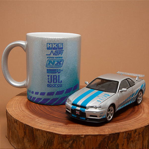 Kit Nissan GT-R Brian O’Connor (Velozes e Furiosos): Caneca + Miniatura 14cm com Luzes, Som e Aberturas
