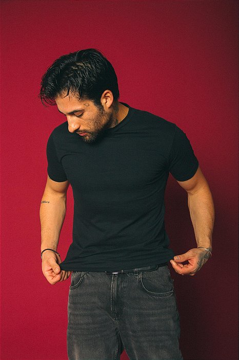 Camiseta M Basic Slim Fit Preta