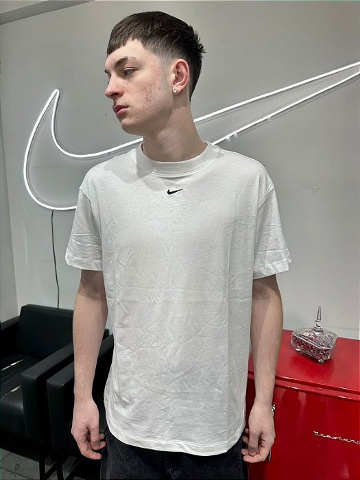 Camiseta Nike Essentials Mini Swoosh Branca