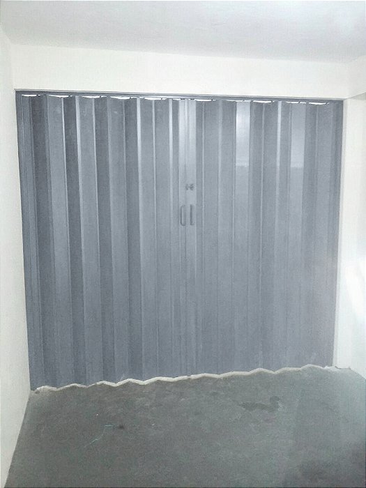 Porta Sanfonada Especial largura 1,37 x 2,27 altura cor Cinza - fechamento central - instalada