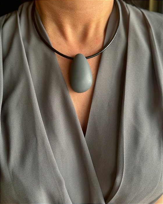 Colar Gota Resina Cordão em Couro