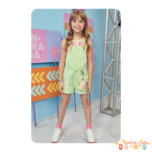 Conjunto de blusa cropped em malha fresh e jardineira em sarja pita Infanti Fashion