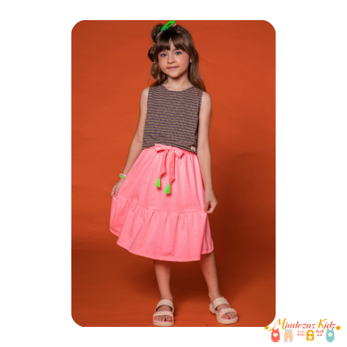 Conjunto de blusa cropped e saia midi Kukiê