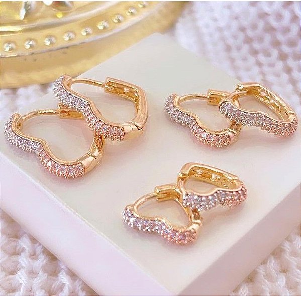 Kit três Brincos Argolas Coração Pequeno Cravejado com Zircônias Cristais