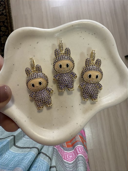 Pingente Monstrinho Lilas e Dourado