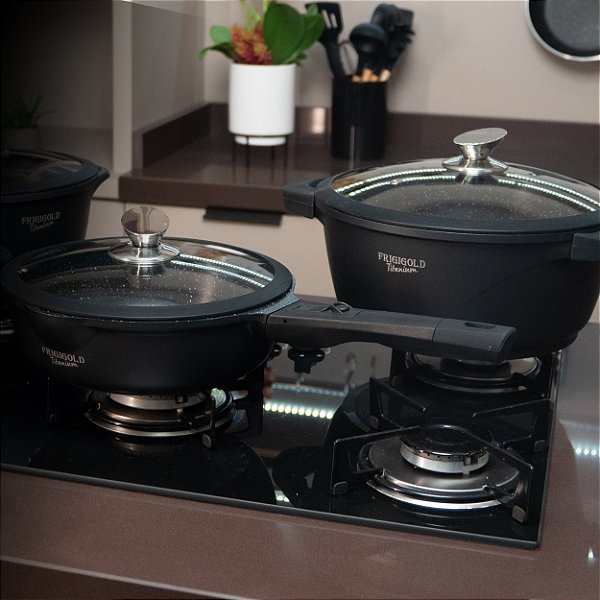 Kit Titanium 2 peças: Frigideira Wok 24cm + Panela 28cm + 2 Tampas Super Resistentes Frigigold - NOVOS MODELOS
