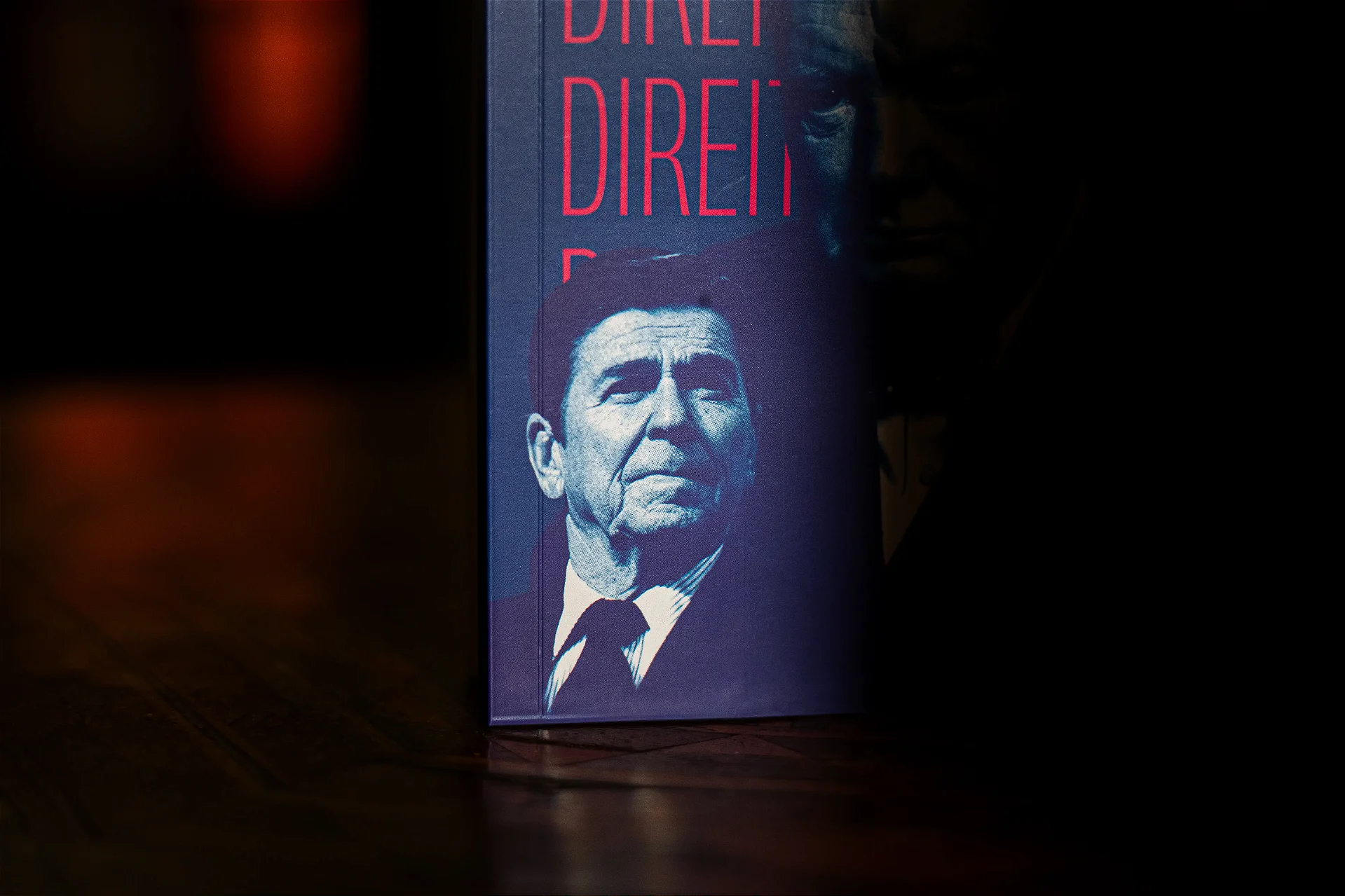 Detalhe da capa de Direita e Esquerda com a imagem de Ronald Reagan