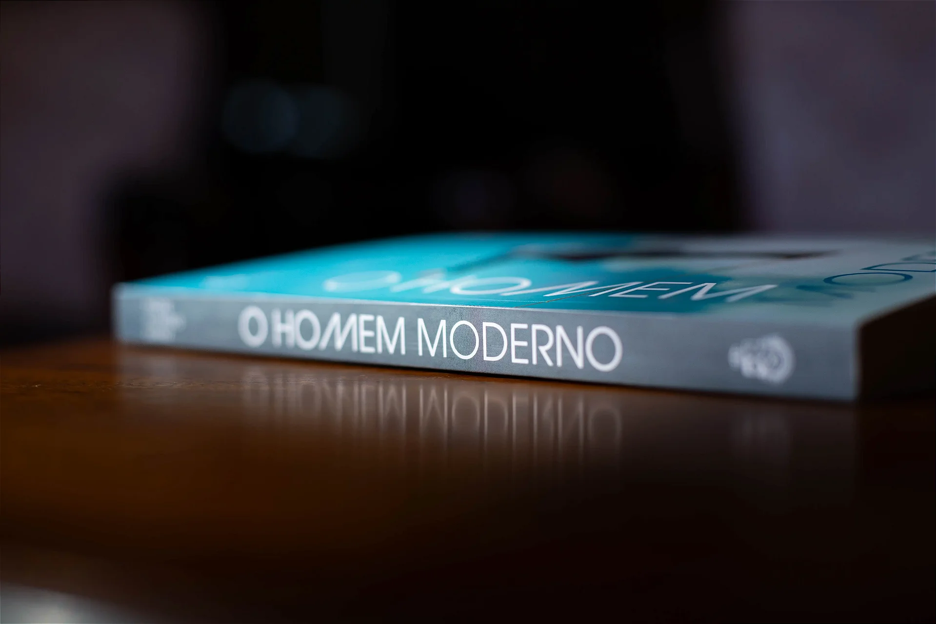 Detalhe da lombada do livro O Homem Moderno