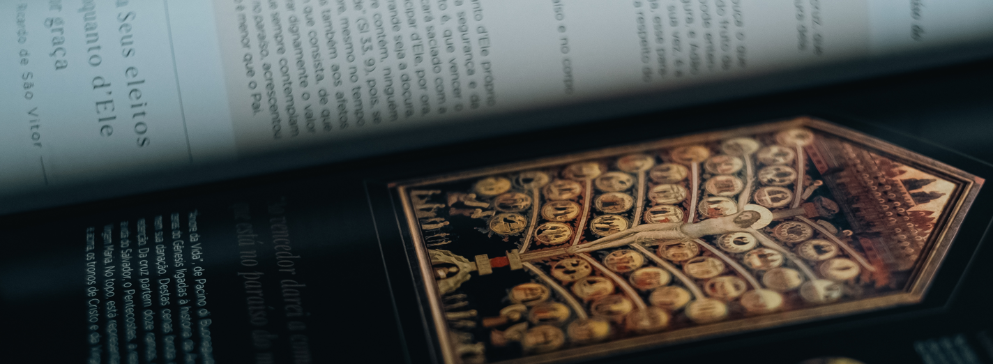Capa do livro Catecismo de São Pio X sobre uma mesa