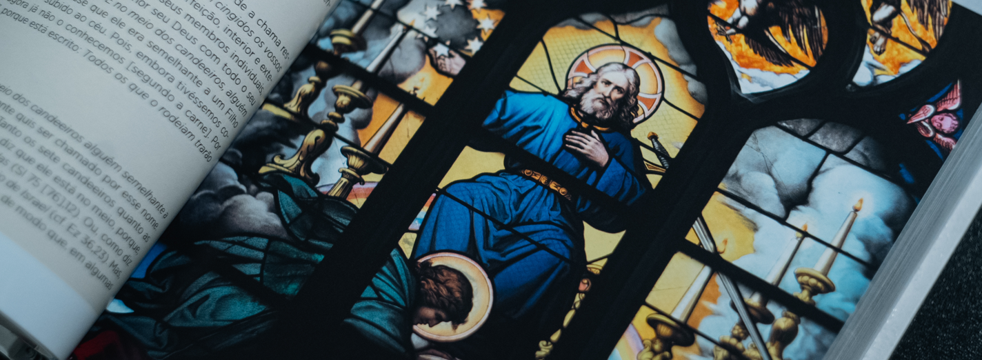 Verso do Catecismo de São Pio X com um terço sobre o livro