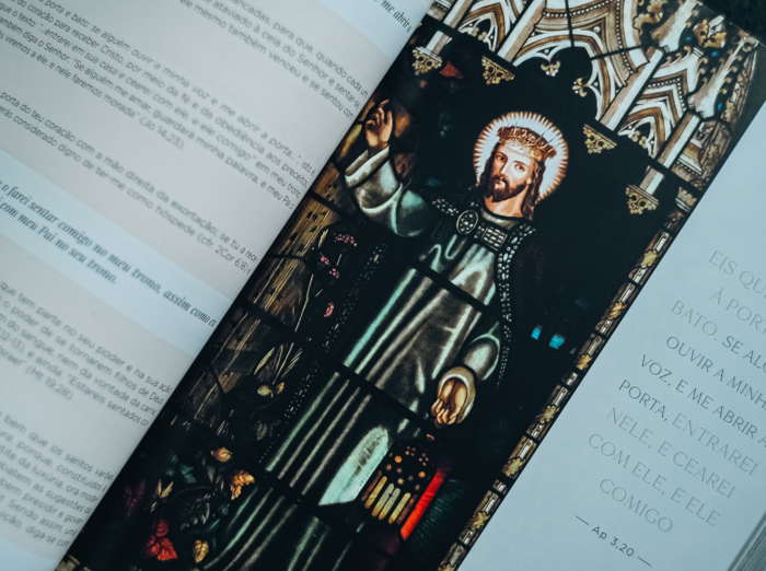 Catecismo aberto com textos e ilustrações em suas páginas