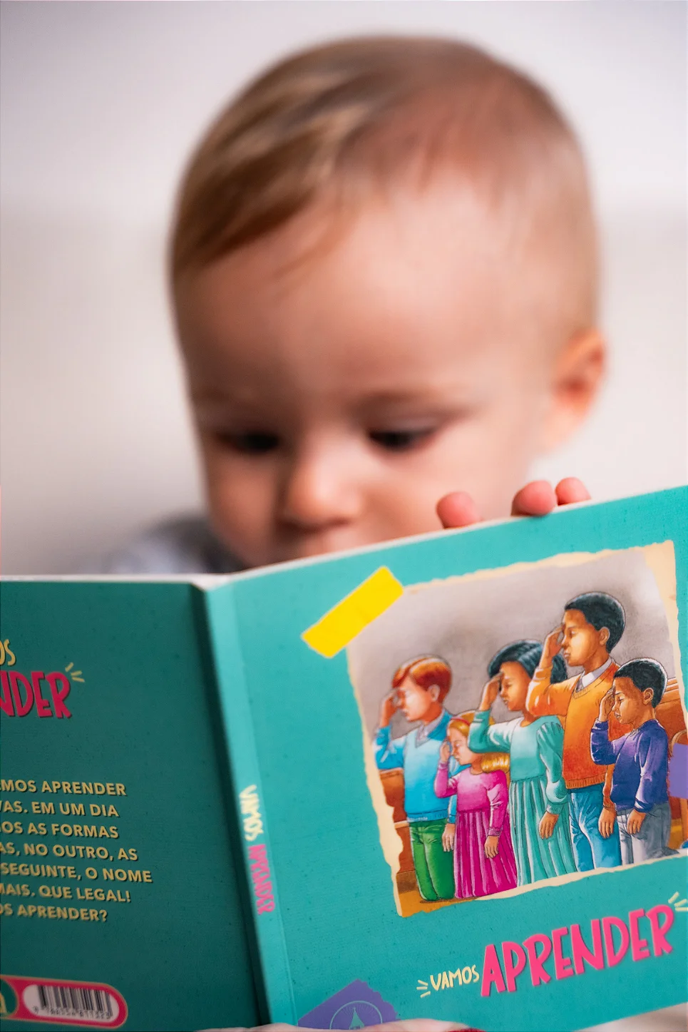 Criança lendo um dos livros da coleção Primeiros Hábitos