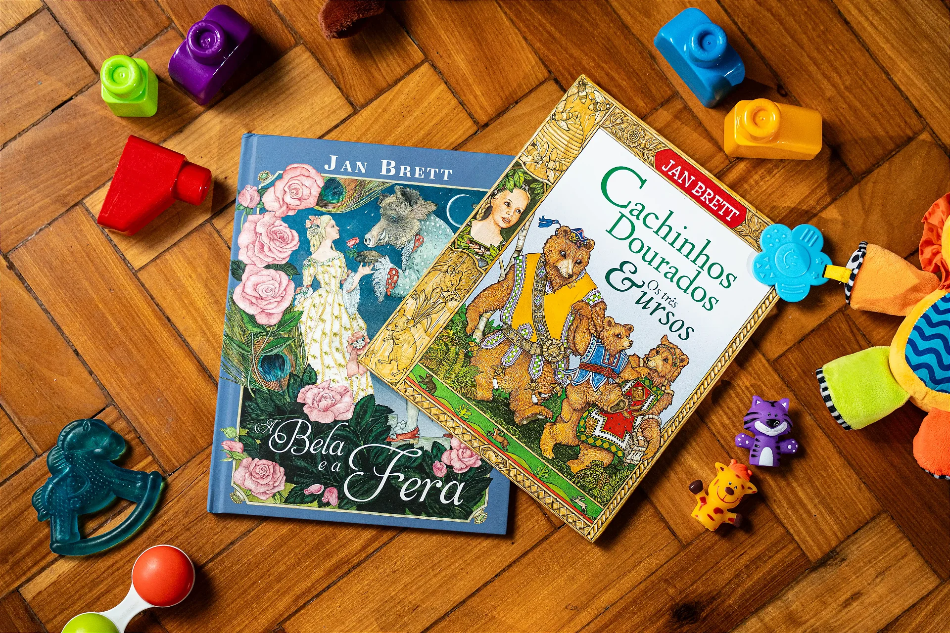 Combo Jan Brett — os dois livros sobre piso de madeira com brinquedos ao redor