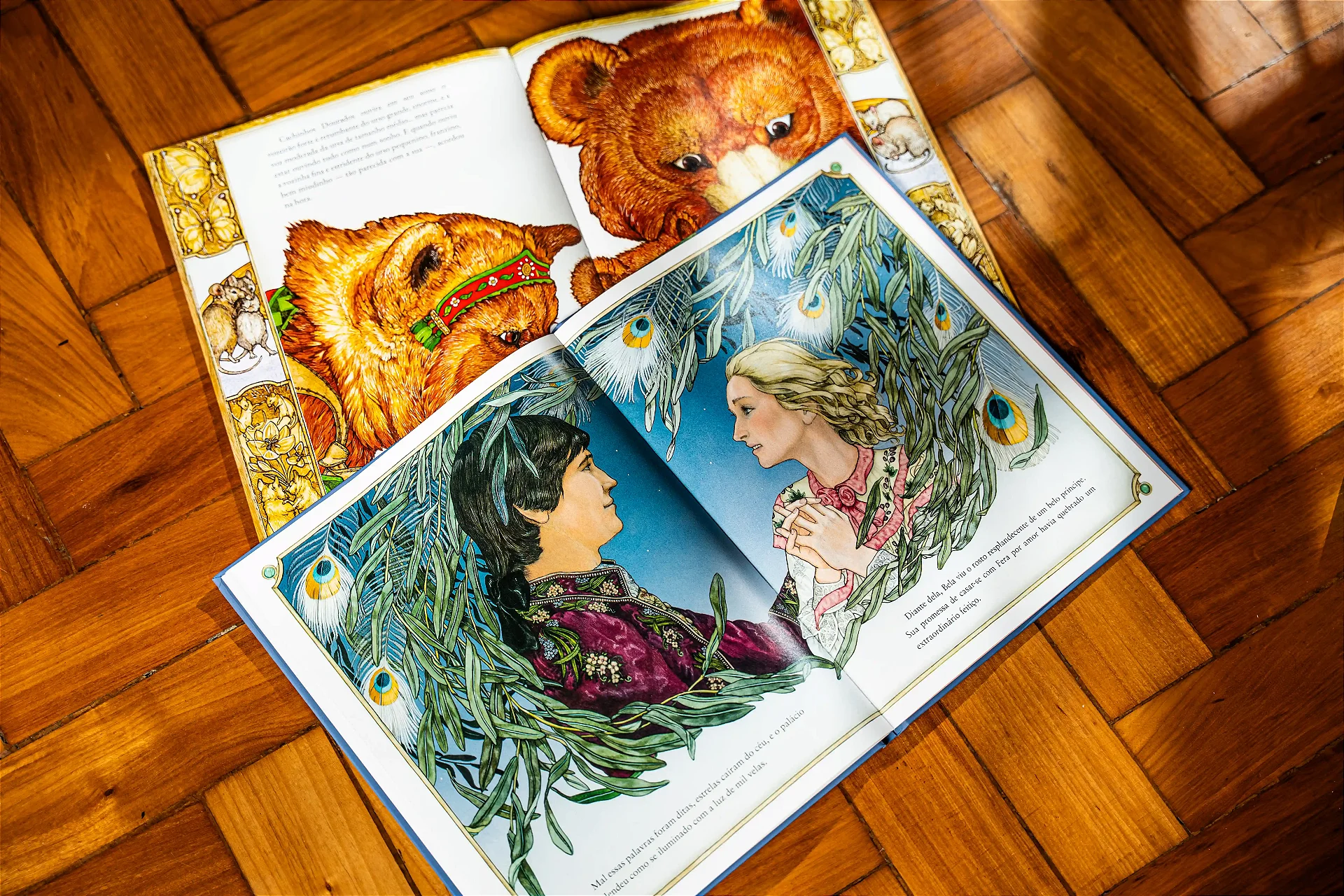 Páginas internas abertas dos dois livros — A Bela e a Fera e Cachinhos Dourados, lado a lado