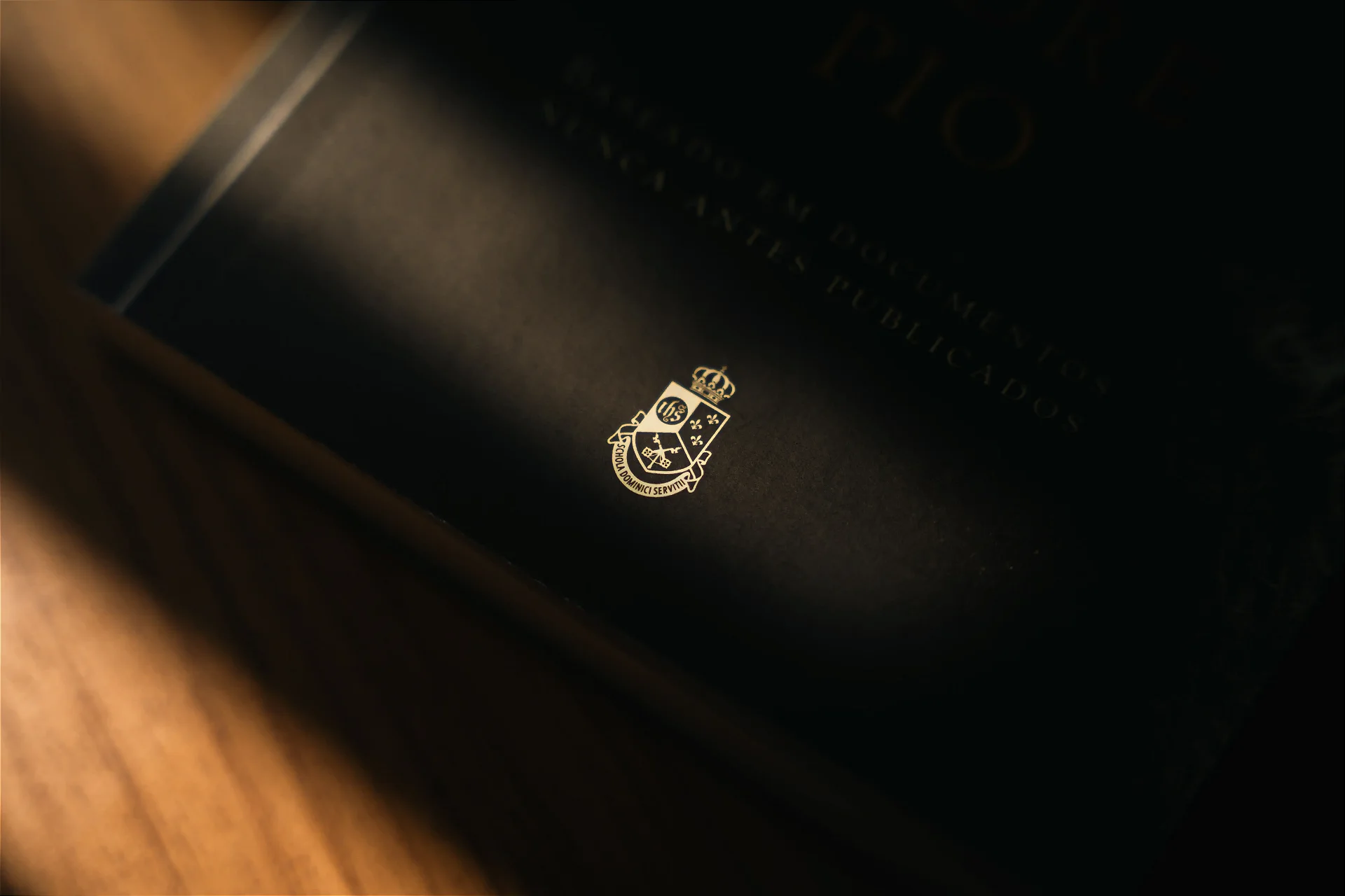 Banner Secundário 3: Imagem do livro e Padre Pio