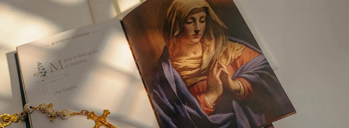 Livro aberto com uma Ilustração de Nossa Senhora