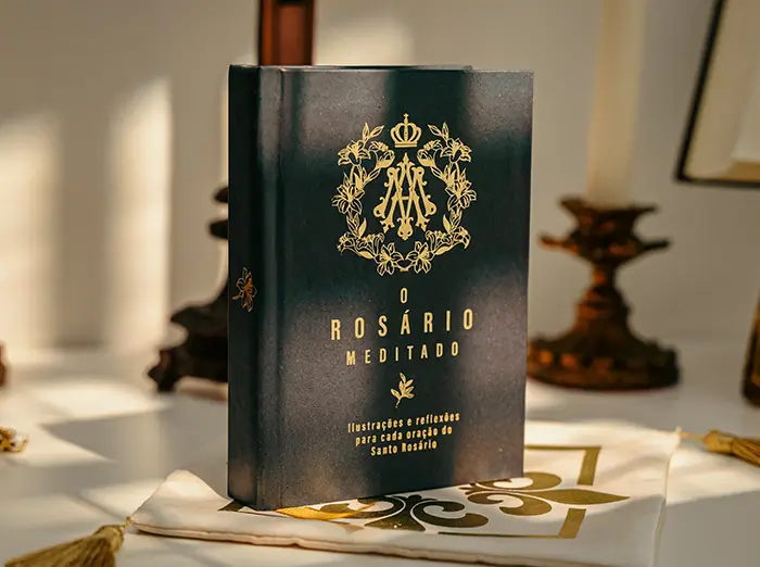 Livro sobre uma uma com a capa virada para a frente