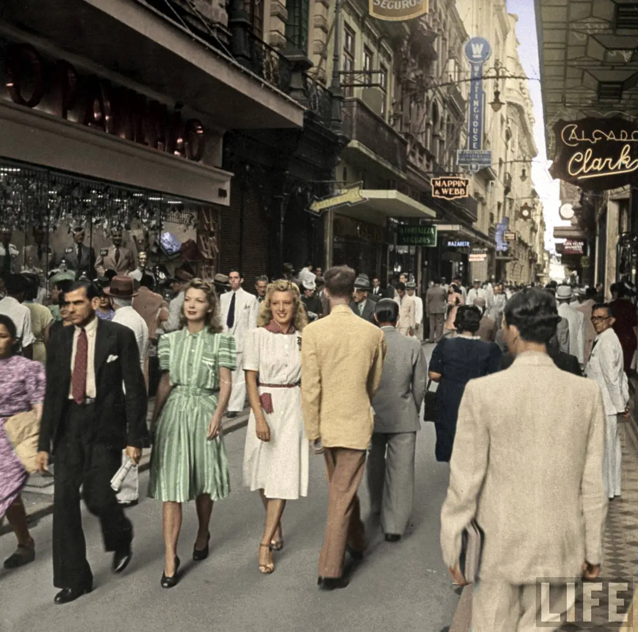 Rua do Ouvidor, Rio de Janeiro, 1948 - fotografia colorizada da revista LIFE