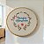Quadro Decorativo Bordado Família Abençoada - 20cm Diâmetro - Imagem 1