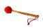 BAQUETA MACANETA CABO DE MADEIRA PONTA DE PELÚCIA MC 49 – 34,5 CM - Imagem 1