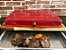 Tábua de Carne para Churrasco De Madeira Grill Com Tampa E Forma 43cm - Vermelha - Imagem 2