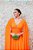 VESTIDO ARBOUR FLUIDO LARANJA DECOTE EM V CINTO DRAPEADO E CAPA - Imagem 4