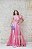 VESTIDO ROSA CHICLETE EM TAFETÁ COM DECOTE EM V E LATERAL EM TULE OMBRO ÚNICO BABADO - Imagem 1
