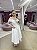 VESTIDO MIDI BRANCO EM CREPE OMBRO A OMBRO SAIA PRINCESA COM CINTO FIVELA PEQUENA - Imagem 2